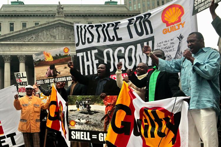 Ben Wulloo Ikara yderst til højre og en række andre aktivister på gaden i New York for at skabe opmærksomhed den retssag, som Royal Dutch Shell nu har indgået forlig i. Arkivfoto 