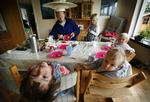 Ulvetimen kender de fleste forældre til - men du kan faktisk gøre timen god, mener tjek.dk's kostekspert. På billedet sidder (med uret) Henrik Scheel, Linea (4½ år), Dina (2 år), Viola (4½ år) og Isabella (4½ år). Arkivfoto 