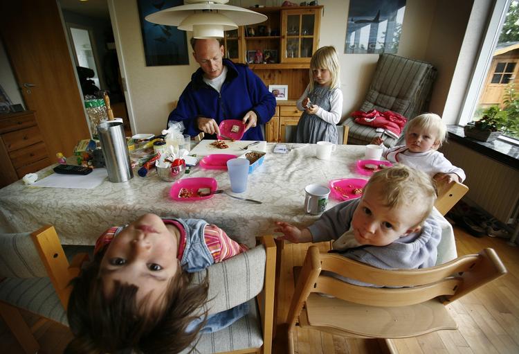 Ulvetimen kender de fleste forældre til - men du kan faktisk gøre timen god, mener tjek.dk's kostekspert. På billedet sidder (med uret) Henrik Scheel, Linea (4½ år), Dina (2 år), Viola (4½ år) og Isabella (4½ år). Arkivfoto 