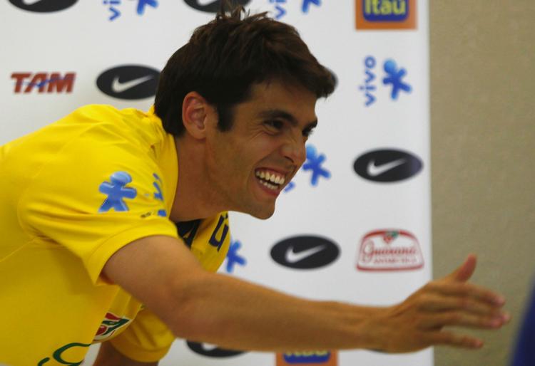 Kaka på pressemødet i dag i Recife i Brasilien, hvor det blev bekræftet at den brasilianske offensiv-spiller skifter til Real Madrid. 