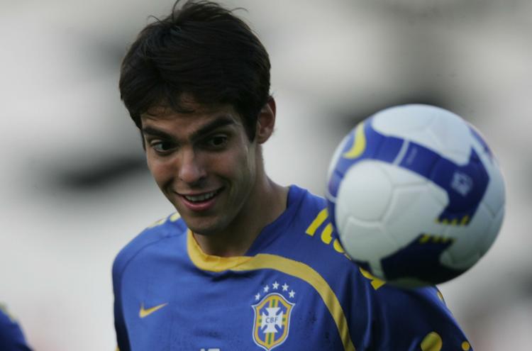 Kaka træner i Recife i Brasilien før onsdagens kamp mod Paraguay. 