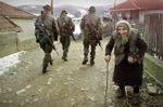 Danske soldater på patrulje i landsbyen Zupce i Kosova i 2000. 