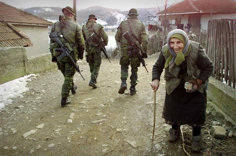 Danske soldater på patrulje i landsbyen Zupce i Kosova i 2000. 