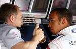 Martin Whitmarsh (tv.) har nu beordret sine bedste folk til at udvikle en ny McLaren til 2010, så Lewis Hamilton får en konkurrencedygtig racer. Arkivfoto. 