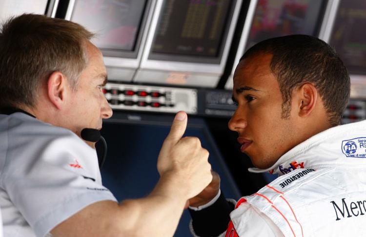 Martin Whitmarsh (tv.) har nu beordret sine bedste folk til at udvikle en ny McLaren til 2010, så Lewis Hamilton får en konkurrencedygtig racer. Arkivfoto. 