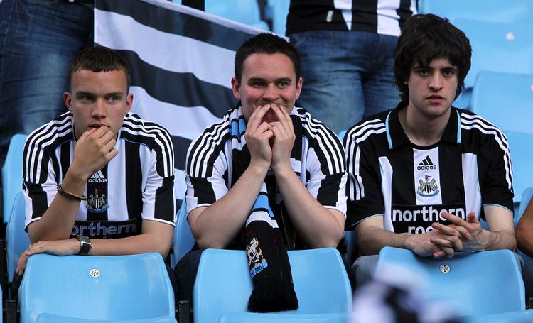 Newcastle United-fans må indse, at deres hold er rykket ned efter nederlag mod Aston Villa i sæsonens sidste kamp. Arkivfoto. 