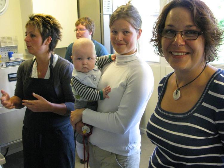 Økonoma Gitte Lillholm og forældrene Karen Dahl Jensen samt Maria Kjær Carlsen siger,  at regeringens nye madordning ødelægger forældrenes egen spiseordning. 