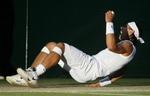 Rafael Nadal måtte enkelte bide i græsset i den store finale i 2008 mod Roger Federer, men trak til sidste det længste strå. Arkivfoto. 
