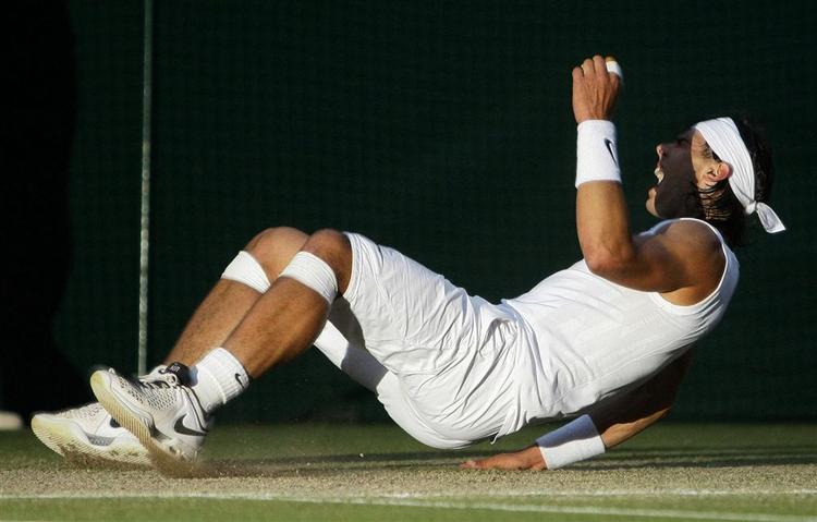 Rafael Nadal måtte enkelte bide i græsset i den store finale i 2008 mod Roger Federer, men trak til sidste det længste strå. Arkivfoto. 