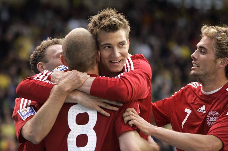 Bendtner, Kahlenberg (med ryggen) til og Poulsen er snublende tæt på VM i Sydafrika. Arkivfoto. 