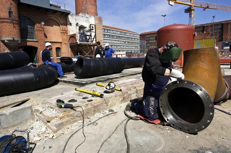 Turbinehallerne i Algade har givet plads for Danmarks første fjernkøleanlæg. Til oktober vil det første nedkølede vand flyde ud til kunderne. 