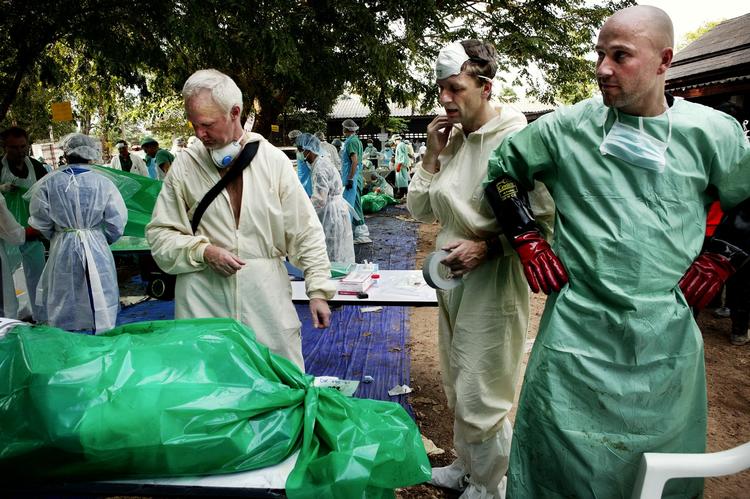 Dansk retsmedicinsk personale arbejder med identifikation af ofre i dagene efter katastrofen i Thailand. 