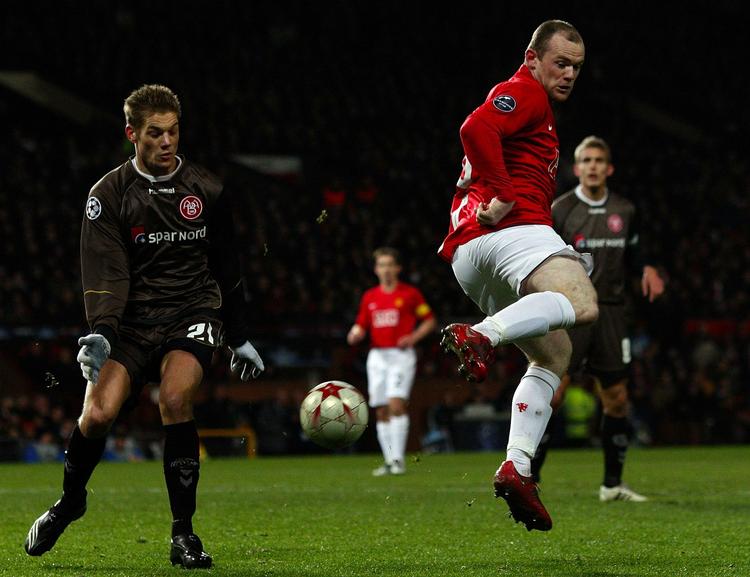 Kasper Risgård (til venstre) i kamp med Manchester Uniteds Wayne Rooney, da AaB fik 2-2 på Old Trafford mod de engelske mestre. I fremtiden må han indstille sig på, at spille mod lidt mindre navne. Arkivfoto. 