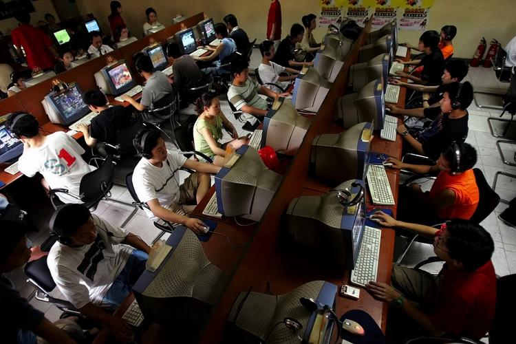 Netbrugere - som disse gæster i en internetcafe i Beijing - kan nu tage en universitetsuddannelse via nettet. Arkivfoto. 