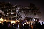 Selvmordsangreb efterlader et delvist kollapset hotel i Peshawar i Pakistan. Pakistanske medier melder om mindst 11 døde, heriblandt to udlændinge. 