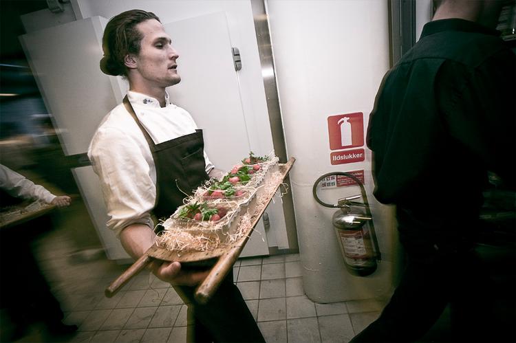 Køkkenchef Jonathan Berntsen åbner ny restaurant med sin tvillingebror Alexander, som man lige kan ane nakken af. Billedet her er fra showcooking på Hotel &amp; Restaurantskolen. 