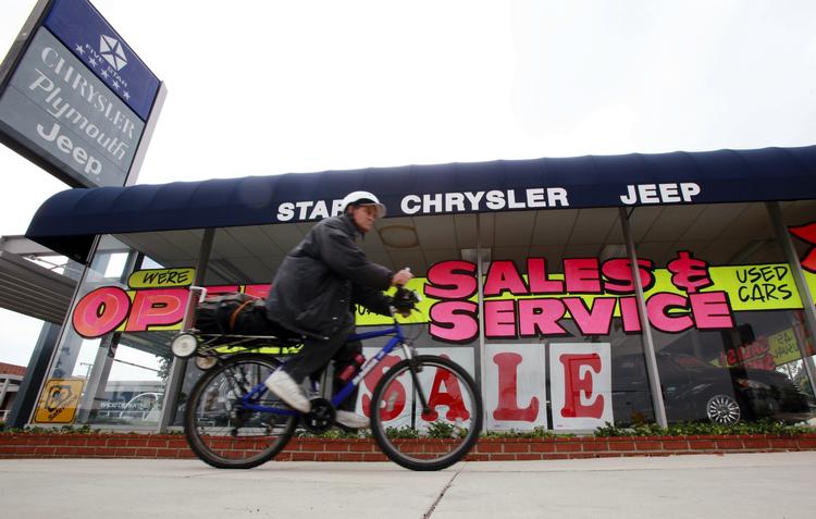En cyklist passerer en af Chryslers franchise-forhandlere i Californien.  Bilfirmaet har opsagt franchiseaftalerne med 789 forhandlere som et led i sin rekonstruktion.  Forhandleren her satser på at fortsætte som bilværksted og brugtvognsforhandler. 