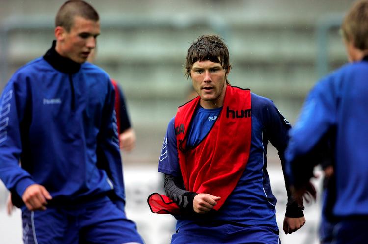 Simon Bræmer (rød) kan i dag være med til at sende sit hold, AB, nærmere Superligaen, hvor angriberen tidligere har været topscorer for AaB. Foto: Finn Frandsen 