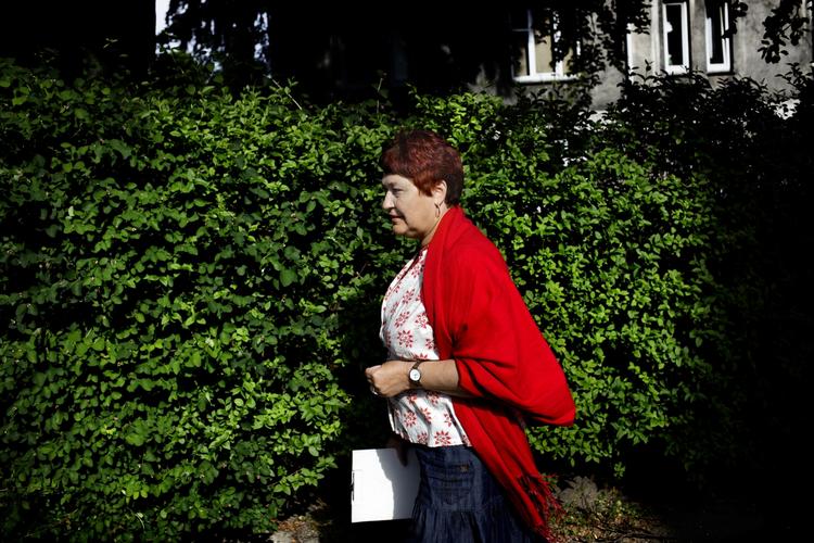 Esther Spandet er en af de over 500 socialrådgivere, der i en Politiken-rundspørge svarer, at hun jævnligt bryder loven. »Det er rædselsfuldt at begå lovbrud«, siger hun. 