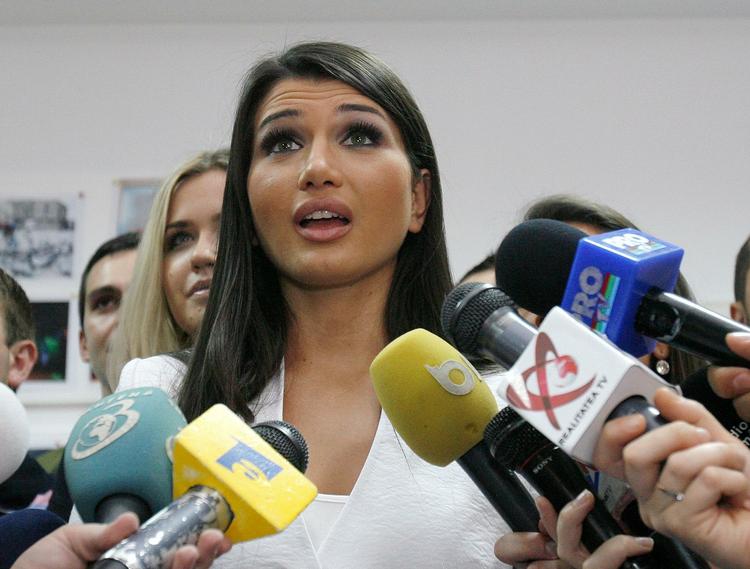 Rumæniens svar på Paris Hilton, Elena Basescu, er valgt til Europaparlamentet. 