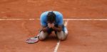 En lykkelig Roger Federer bøjer sig i det røde grus efter sejren over svenske Robin Söderling i French Open-finalen. Arkivfoto. 