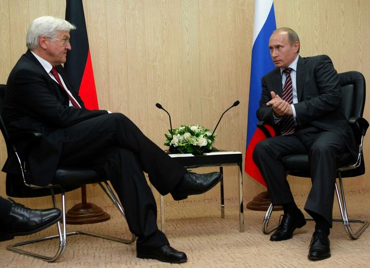 Vladimir Putins udtalelser om atomvåben kom på et møde med den tyske udenrigsminister, Frank-Walter Steinmeier. 