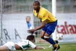 AB hentede Emmanuel Ake til Danmark fra en kenyansk klub for ni år siden. Nu har Emmanuel Ake sendt rivalerne fra Herfølge og Silkeborg i Superligaen på bekostning af sin gamle klub. 