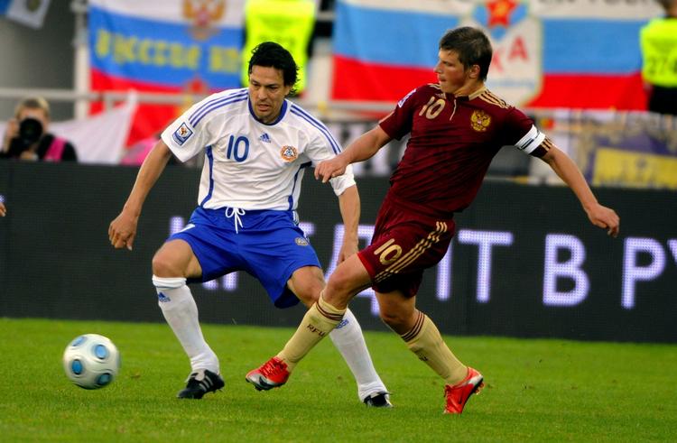 Ruslands Andrej Arsjavin (til højre) blev den store i 10'er-duellen med den finske veteran Jari Litmanen. 