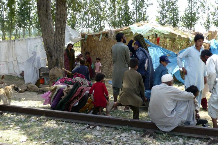 Flygtninge fra kampene mellem pakistanske regeringstropper og Taleban. 