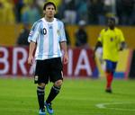 Argentinas Lionel Messi forlader skuffet banen efter nederlaget til Ecuador. 