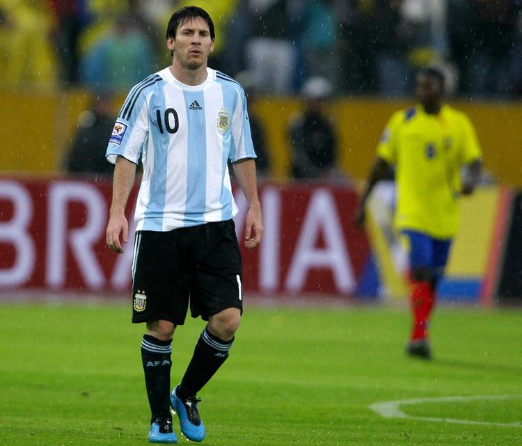 Argentinas Lionel Messi forlader skuffet banen efter nederlaget til Ecuador. 