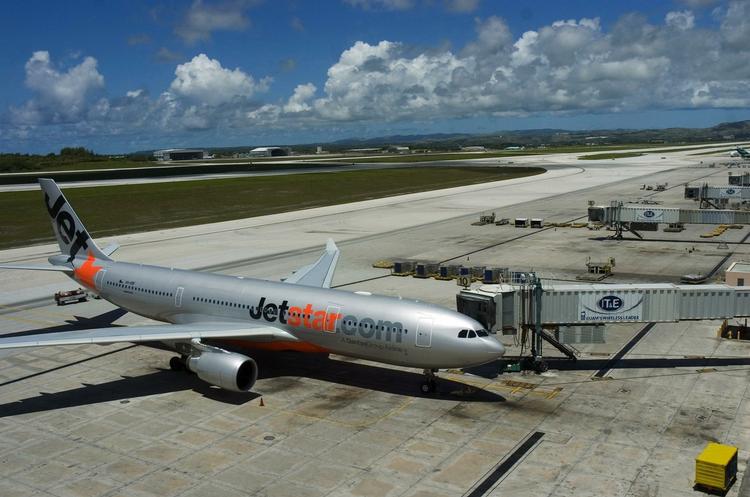 Det uheldsramte Jetstar-fly ved lufthavnen i Guam. 