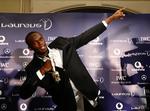 Usain Bolt slap ikke for at lave sin 'sejrs-signatur', da han fik overrakt årets Laureus-trofæ. 