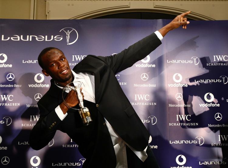 Usain Bolt slap ikke for at lave sin 'sejrs-signatur', da han fik overrakt årets Laureus-trofæ. 