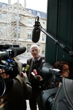 En beklemt chef for museet i Paris, Fabien Docaigne,  møder her pressen. 