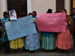 Indianere demonstrerer imod præsident Alan Garcia, her foran den peruvianske ambassade i Perus naboland Bolivia. Nu forsøger Perus parlament at få stoppet de voldsomme protester. 