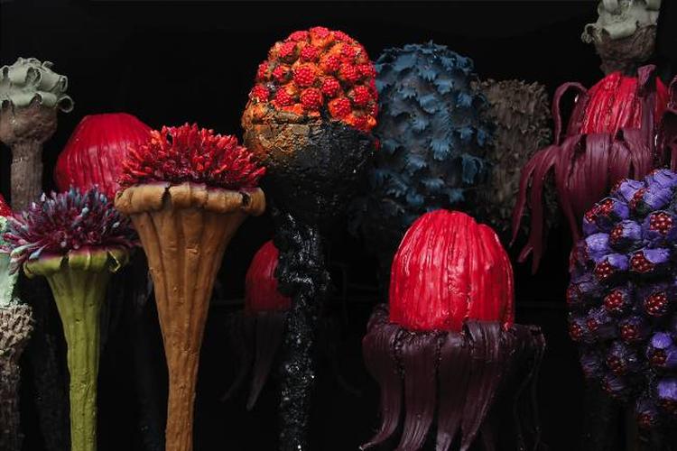 Nathalie Djurbergs mandshøje planter af ler fylder et mørkt rum med deres fortryllelse. Men grusomheden lurer på de tilhørende videofilm. 'Eksperimentet', 2009 (detalje).  Foto: Venedig Biennalen 