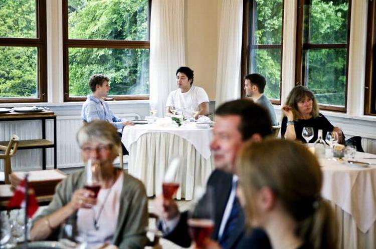 Fin aften. Raadvad Kros aftenmenu har altid et tema. Denne aften var det asparges. Foto: Sara Galbiati 