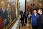 Putin i selskab med fødselslaren Illija Glasunov, der modtog en belæring fra premierministeren. 