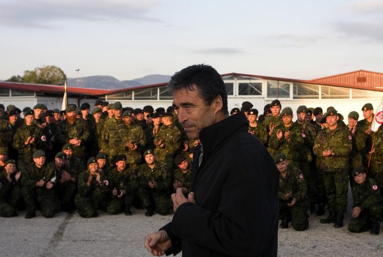Daværende statsminister Anders Fogh Rasmussen besøgte den danske styrke i Kosova i september i fjor. 