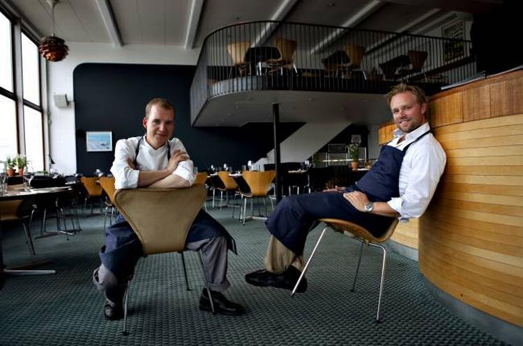 Vennerne Nicolai Byrholt og Nicolai Tram lokker blandt andet med urter fra nudiststranden ved Øresund for at  besætte de mange syver-stole i Restaurant Jacobsen. Foto: Jacob Ehrbahn 