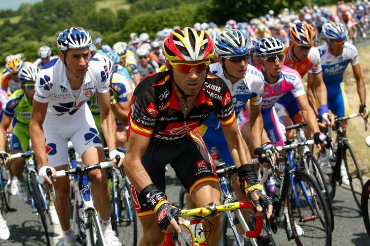 Alejandro Valverde kører for at v inde Dauphine Libere, da han næppe kommer til start i Tour de France. Årsagen er, at Touren i år skal en smuttur ind i Italien, hvor Valverde er under anklage i forbindelse med en dopingsag. Arkivfoto. 