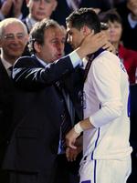 Michel Platini trøster Ronaldo efter nederlaget i Champions League-finalen i sidste måned til Barcelona. Arkivfoto. 