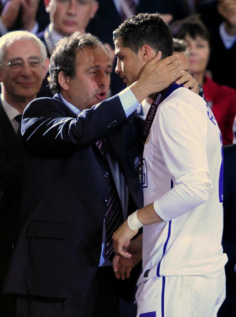 Michel Platini trøster Ronaldo efter nederlaget i Champions League-finalen i sidste måned til Barcelona. Arkivfoto. 