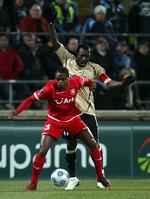 Edson Braafheid (i rødt) har spillet to A-landskampe for Holland og været med til at vinde U21-EM i 2006. Arkivfoto. 