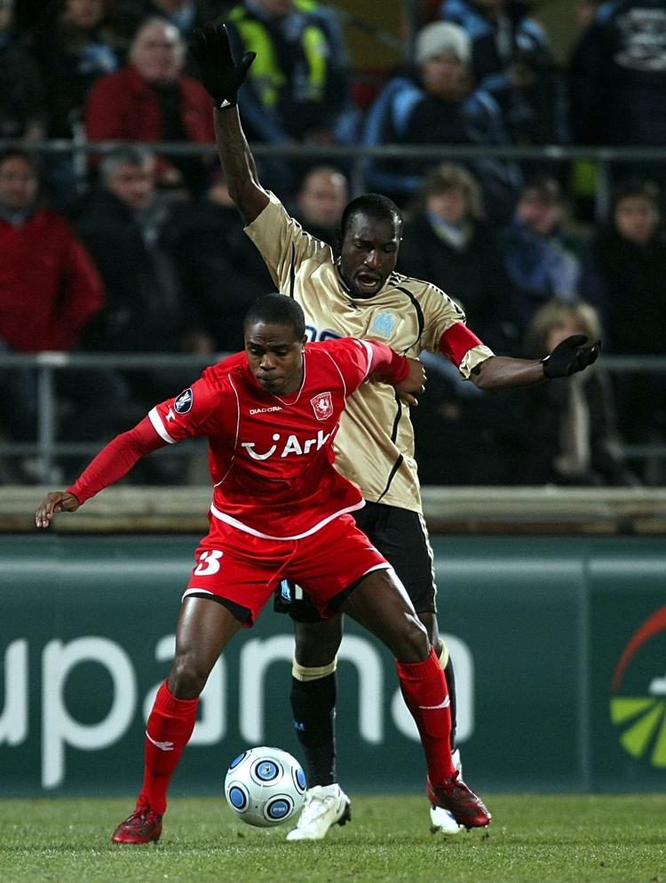 Edson Braafheid (i rødt) har spillet to A-landskampe for Holland og været med til at vinde U21-EM i 2006. Arkivfoto. 