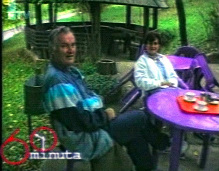 Selv om han er én af Europas mest eftersøgte mænd, har Ratko Mladic tid til at hygge sig med familien. Foto: AP. 