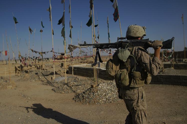 En amerikansk soldat på patrulje i Afghanistan i onsdags. USA har øget antallet af soldater i landet til 56.000. 