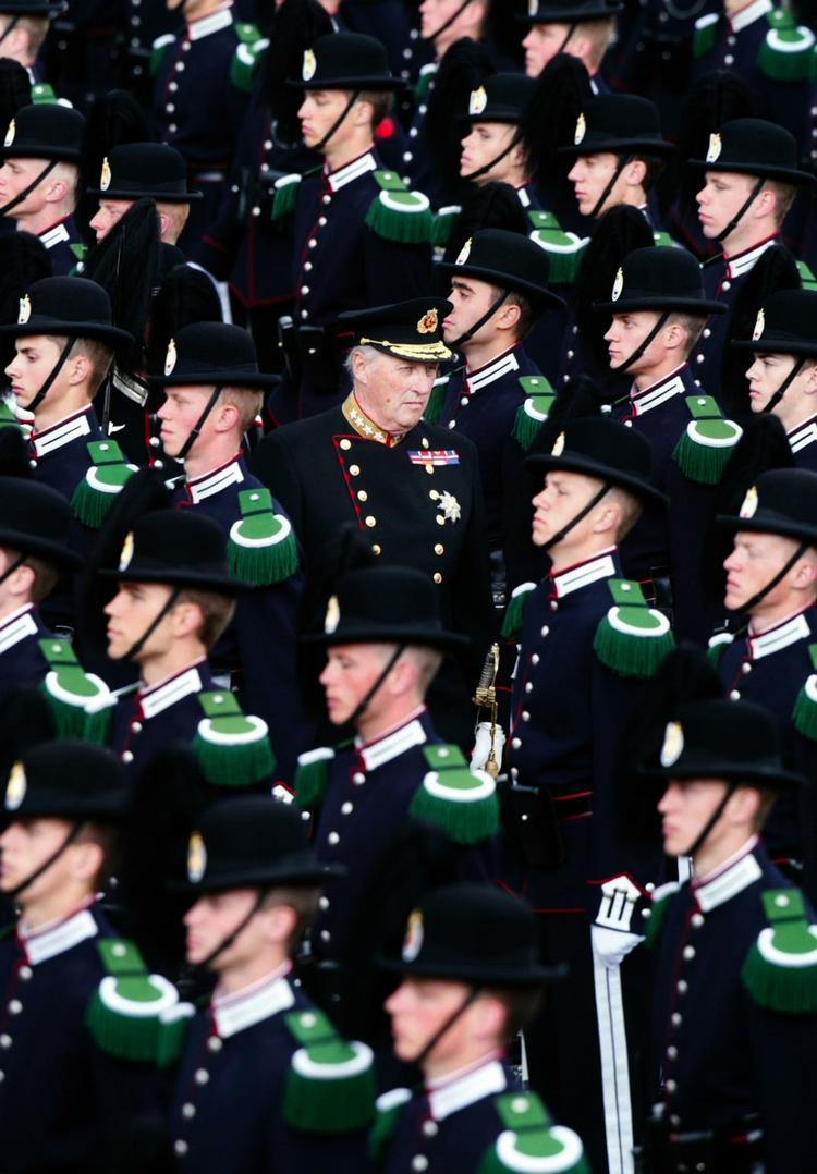 Det er ikke bare Norges kong Harald, der her ses omgivet af soldater, som kan have været ulovlig overvåget. Det samme kan landets statsminister Jens Stoltenberg. (Arkivfoto) 