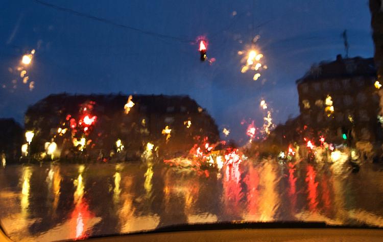 Vinduesviskerne er kommet på overarbejde i København. Billedet er taget gennem forruden på fotografens bil i aftes. 